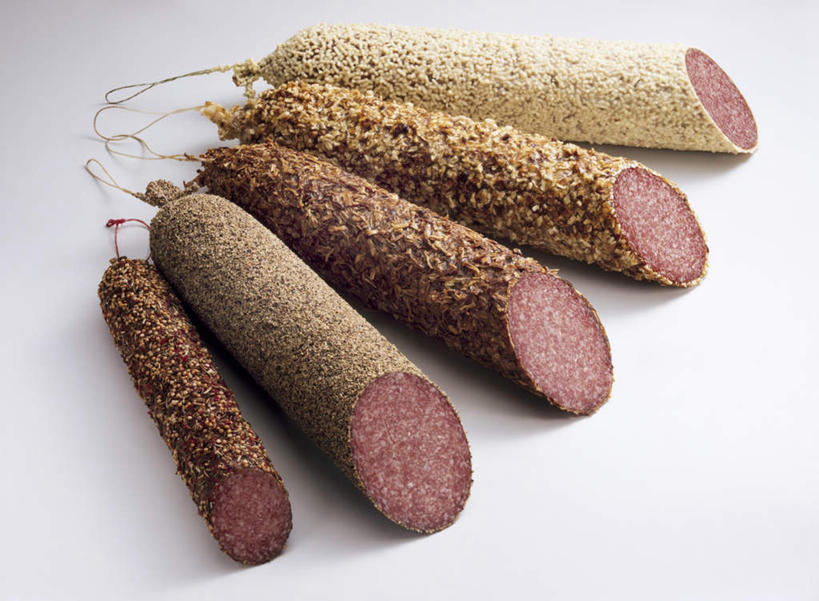 无人,横图,俯视,室内,特写,白天,白色背景,烹饪,西餐,一排,切开,阴影,整齐,光线,影子,料理,食品,腊肠,五根,菜肴,美食,食物,排列,绳子,切,西式,摄影,佳肴,影棚,绳索,队列,剖面,切面,彩图,高角度拍摄,影棚拍摄,拍摄