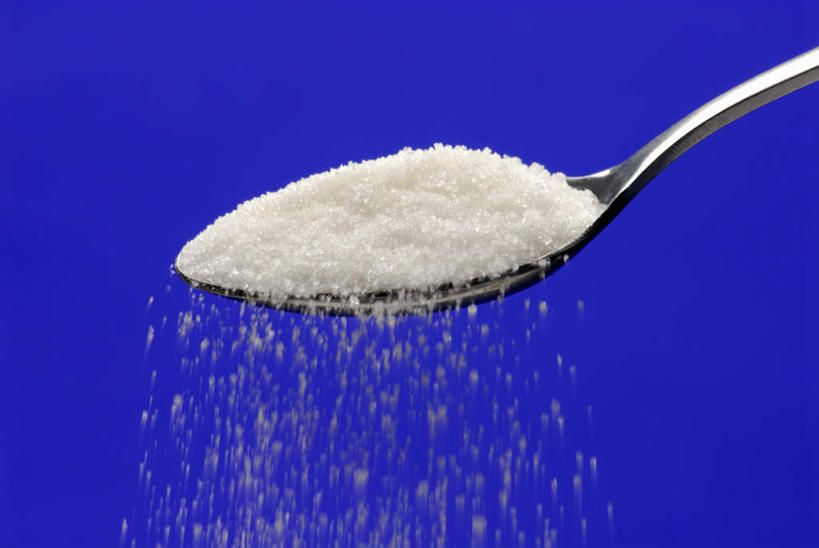 无人,横图,俯视,室内,特写,白天,桌面,桌子,一堆,阴影,堆叠,堆积,蓝色背景,朦胧,模糊,反射,木制,影子,勺子,调料,盐,调味品,调味料,洒,食盐,一个,白色,木制品,调羹,汤匙,摄影,影棚,单个,堆,撒,彩图,高角度拍摄,影棚拍摄,拍摄