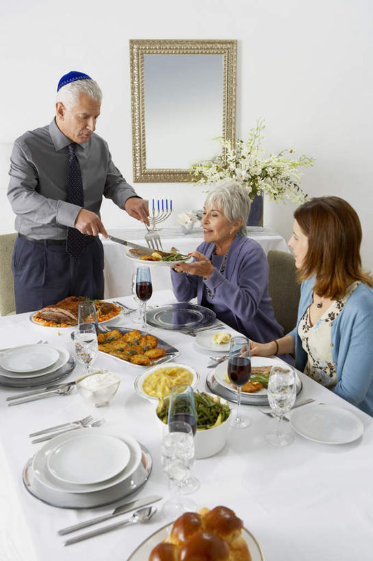 点心,面包,红酒,葡萄酒,西方人,儿童,老年人,家庭,夫妻,祖母,祖父,站,坐,竖图,俯视,室内,白天,爱情,烹饪,西餐,纯洁,植物,镜子,桌面,桌子,豆,蔬菜,杯子,餐具,帽子,欧洲,欧洲人,许多,握,阴影,服装,朦胧,模糊,新鲜,反射,木制,叉子,刀叉,刀子,碟子,高脚杯,盘,影子,墙,豆类,豆子,调味,肉,香料,佐料,牛排,牛肉,料理,食品,面点,红酒杯,酒类,浪漫,注视,休闲装,礼帽,菜肴,美食,肉类,墙壁,墙面,玻璃制品,酒,食物,糕点,饮料,排列,一个,小孩,衣服,白色,盘子,酒杯,木制品,碟,观察,看,站着,休闲,温暖,温馨,一家人,休闲服,红葡萄酒,恩爱,可爱,童年,童趣,西式,握着,恋人,服饰,佳肴,有机食品,绿色食品,奶奶,爷爷,单个,观看,祖孙,镜像,配料,和睦,察看,镜面,关注,餐刀,肉食,童真,烂漫,无邪,餐叉,豆科,外婆,外孙女,外祖母,外公,外祖父,作料,一顶,摆列,天真,老年男性,老年女性,男人,男性,女孩,女人,女性,白种人,孩子,夫妇,情侣,孙女,玻璃杯,进餐用具,站立,坐着,半身,彩图,高角度拍摄,伴侣,布列,分列,融洽,女生