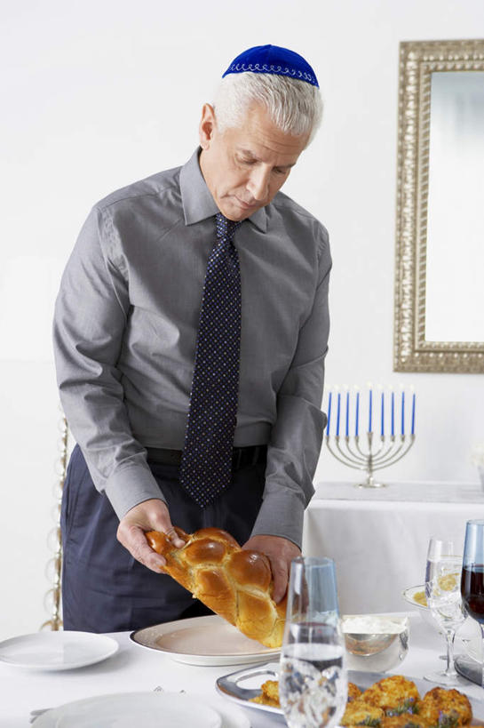 点心,面包,红酒,葡萄酒,西方人,一个人,站,竖图,室内,白天,正面,衬衫,镜子,桌面,桌子,杯子,餐具,欧洲,欧洲人,仅一个男性,仅一个人,许多,阴影,朦胧,模糊,反射,木制,叉子,刀叉,刀子,碟子,高脚杯,盘,影子,墙,食品,面点,领带,红酒杯,酒类,注视,墙壁,墙面,玻璃制品,酒,食物,糕点,饮料,排列,一个,白色,盘子,酒杯,木制品,碟,低头,观察,看,站着,仅一个老年男性,红葡萄酒,单个,观看,镜像,察看,镜面,关注,餐刀,餐叉,垂头,摆列,老年男性,男人,男性,白种人,玻璃杯,进餐用具,站立,半身,彩图,衬衣,布列,分列