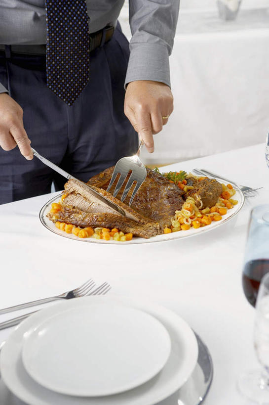 点心,面包,红酒,葡萄酒,西方人,一个人,站,竖图,俯视,室内,白天,衬衫,烹饪,西餐,玉米,镜子,桌面,桌子,萝卜,胡萝卜,蔬菜,杯子,餐具,欧洲,欧洲人,仅一个男性,仅一个人,一堆,许多,握,阴影,堆积,朦胧,模糊,新鲜,反射,木制,棒子,叉子,刀叉,刀子,碟子,高脚杯,盘,影子,墙,玉蜀黍,肉,料理,食品,面点,领带,红酒杯,酒类,菜肴,美食,肉类,墙壁,墙面,玻璃制品,酒,食物,糕点,饮料,排列,一个,白色,盘子,酒杯,木制品,碟,站着,仅一个老年男性,红葡萄酒,西式,握着,佳肴,有机食品,绿色食品,单个,堆,镜像,苞米,镜面,餐刀,苞芦,肉食,餐叉,苞谷,包谷,大蜀黍,番麦,薏米包,玉高粱,玉麦,珍珠米,摆列,老年男性,男人,男性,白种人,玻璃杯,进餐用具,红萝卜,甘荀,站立,半身,彩图,高角度拍摄,衬衣,布列,分列