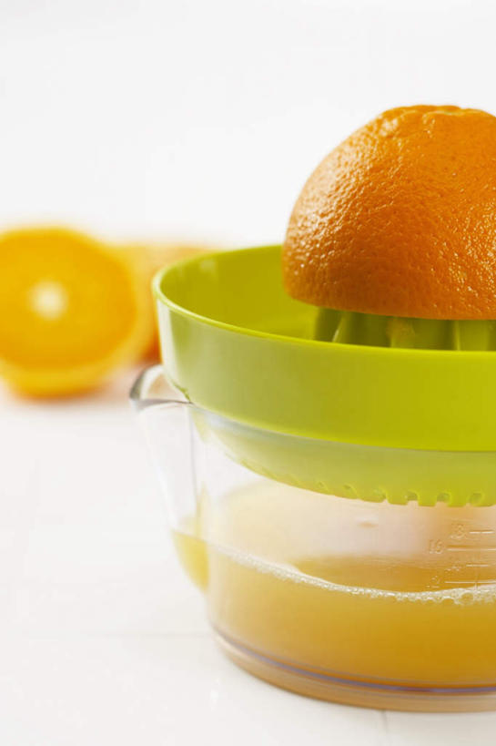 果汁,无人,竖图,俯视,室内,特写,白天,白色背景,桌面,桌子,柑橘,水果,阴影,新鲜,反射,木制,影子,生食,橙汁,食品,果实,饮品,榨汁机,食物,饮料,木制品,摄影,有机食品,绿色食品,影棚,可口,手动榨汁机,适口,橘子,桔子,橙子,橙,彩图,高角度拍摄,影棚拍摄,拍摄