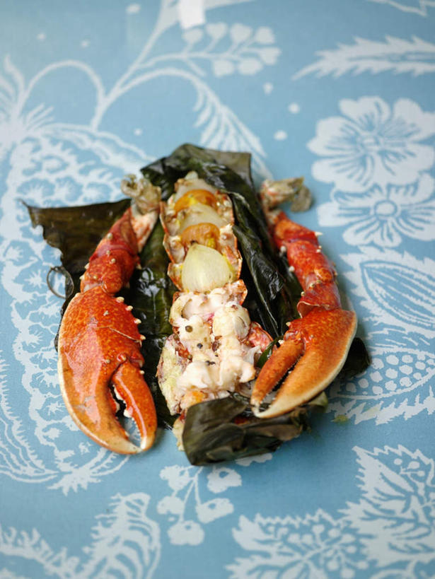 海鲜,龙虾,无人,竖图,俯视,室内,特写,白天,桌面,桌子,叶子,阴影,装饰,盛开,反射,木制,布料,影子,葱,青葱,虾,绿叶,花蕾,布纹,芭蕉叶,水产,海洋生物,桌布,花,花瓣,花朵,鲜花,餐巾,木制品,台布,花苞,花蕊,嫩叶,华丽,修饰,点缀,水生动物,海产品,水生物,海底动物,衬托,美观,雅致,雅观,叶,叶片,彩图,高角度拍摄