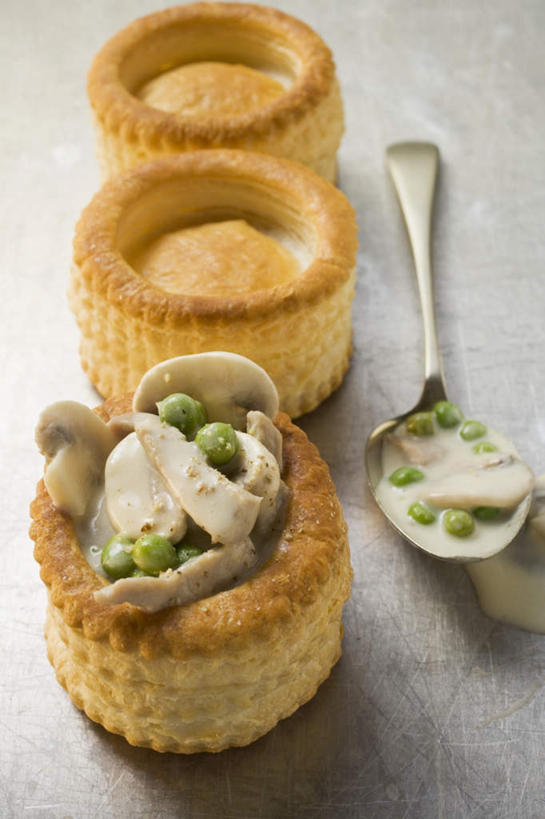 无人,竖图,俯视,室内,特写,白天,植物,桌面,桌子,豆,大豆,蔬菜,一排,阴影,新鲜,整齐,反射,木制,影子,勺子,豆类,豆子,菌菇,毛豆,蘑菇,食品,菌类,馅饼,饼,食物,排列,三个,一个,木制品,调羹,汤匙,食用菌,有机食品,绿色食品,单个,队列,豆科,枝豆,黄豆,彩图,高角度拍摄