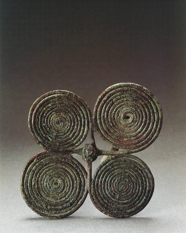 无人,竖图,侧面,黑色背景,历史,古代,一个,摄影,单个,考古学,扣环,螺线,古代文明,美术工艺,彩图,影棚拍摄,过去