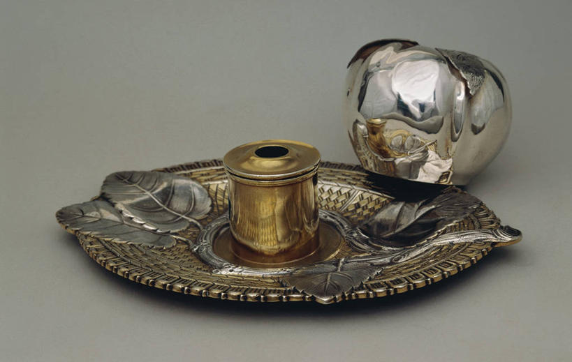 无人,横图,俯视,白色背景,苹果,水果,银,装饰,光线,金属,办公用品,光芒,历史,饮食,古代,两个,打开,摄影,古董,考古学,开启,美术工艺,彩图,高角度拍摄,影棚拍摄