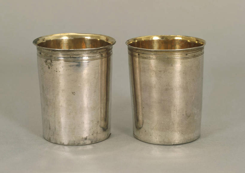 无人,横图,特写,灰色背景,光线,光芒,杯,两个,灰色,摄影,圆柱体,美术工艺,彩图,影棚拍摄