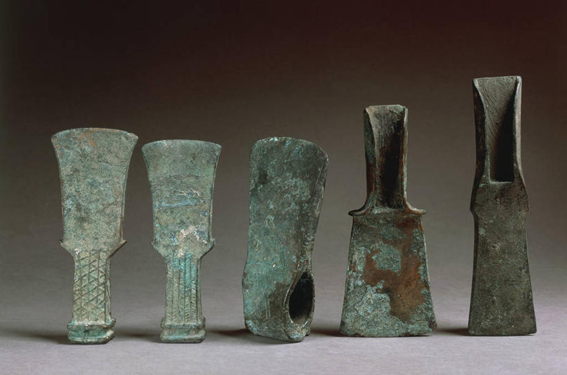 无人,横图,特写,五个,许多,灰色背景,历史,绿色,灰色,摄影,考古学,简单,青铜,古代文明,美术工艺,彩图,影棚拍摄,铜绿,斧