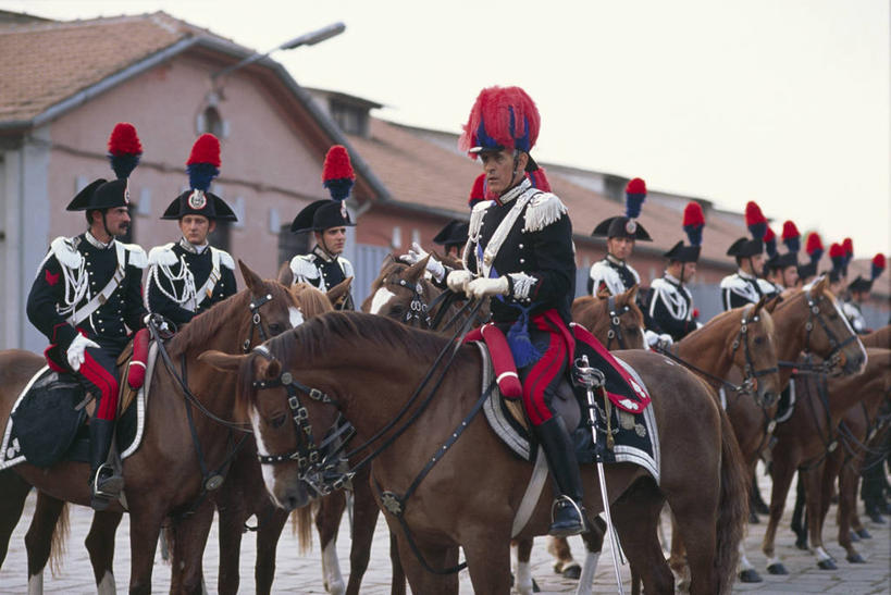 成年人,横图,室外,白天,制服,马,帽子,意大利,一排,一群,许多,骑马,整齐,并排,军事,很多,许多人,历史,体育场,排列,骑,一群人,武器,家畜,摄影,剑,队列,军服,警官,队服,米兰,一致,彩图,传统服装,传统文化,宪兵