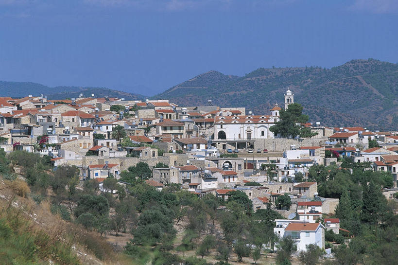 无人,横图,俯视,室外,白天,山,山脉,植物,建筑,塞浦路斯,亚洲,房屋,屋顶,乡村,钟楼,图像,树,蓝色,天空,摄影,人造,住房,中东,地中海文化,南欧,主题,自然现象,视角,地貌,万里无云,构图,拉纳卡,彩图,高角度拍摄,旅行,时空,传统文化