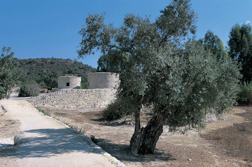 无人,横图,室外,白天,山,植物,建筑,塞浦路斯,亚洲,阴影,乡村,围墙,图像,历史,石墙,废墟,树,蓝色,天空,摄影,考古学,人造,中东,地中海文化,南欧,主题,地貌,万里无云,常绿树,构图,古代文明,古代史,拉纳卡,彩图,旅行,石器时代,油橄榄树,时空,传统文化,状态