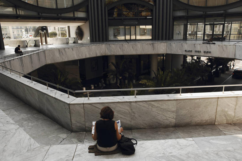 一个人,博物馆,栏杆,坐,横图,室内,度假,地板,建筑,法国,欧洲,仅一个女性,朦胧,模糊,包,休闲装,历史,背面,摄影,普罗旺斯,地中海文化,滨海阿尔卑斯,尼斯,半身,彩图,过去