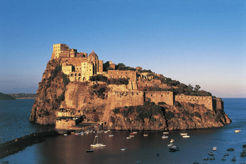 无人,横图,室外,白天,海洋,建筑,船,意大利,欧洲,城堡,岛,悬崖,历史,蓝色,自然,运输,摄影,地中海文化,意大利文化,万里无云,坎帕尼亚,彩图,旅行,伊斯基亚岛,过去
