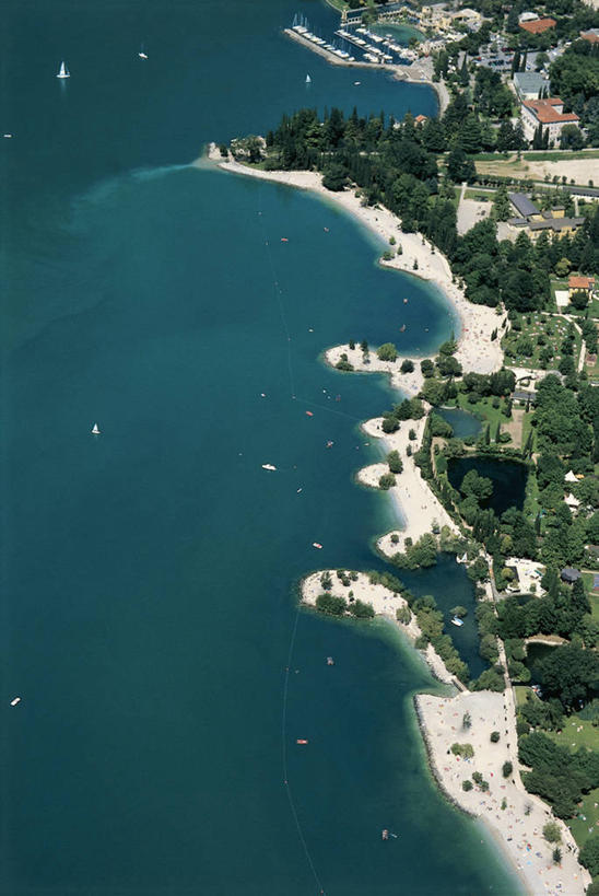 无人,码头,竖图,俯视,航拍,室外,白天,湖,港口,建筑,意大利,欧洲,房屋,风景,自然,摄影,住房,鸟瞰,地中海文化,意大利文化,伦巴第大区,加尔达湖,彩图,高角度拍摄,摆渡口,埠头,渡口,渡头,港湾,海港,货运码头,口岸,商港