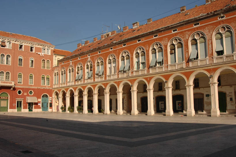 无人,广场,横图,室外,白天,窗户,城市,建筑,欧洲,克罗地亚,阴影,柱子,拱门,历史,天空,地标建筑,摄影,地中海文化,都市风光,巴尔干,前南斯拉夫,万里无云,共和广场,达尔马提亚,斯普利特,彩图,旅行,联合国教科文组织,过去