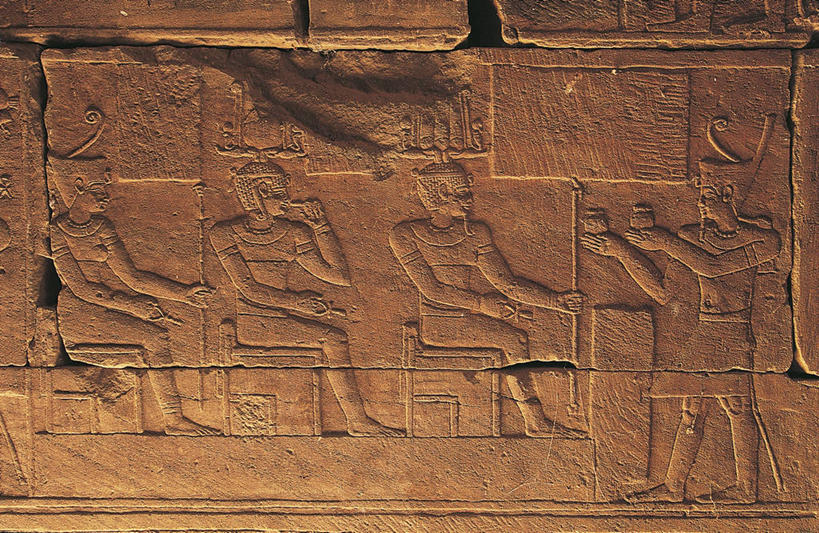 太阳穴,无人,坐,横图,室内,侧面,湖,建筑,雕塑,非洲,埃及,苏丹,一排,整齐,标志,符号,墙,围墙,历史,标识,排列,摄影,中东,队列,北非,中东文化,埃及文化,阿拉伯埃及共和国,金字塔之国,棉花之国,阿非利加洲,性别符号,古埃及文明,古代文明,苏丹共和国,彩图,浅浮雕,男性符号,纳赛尔湖,雕刻术,减轻