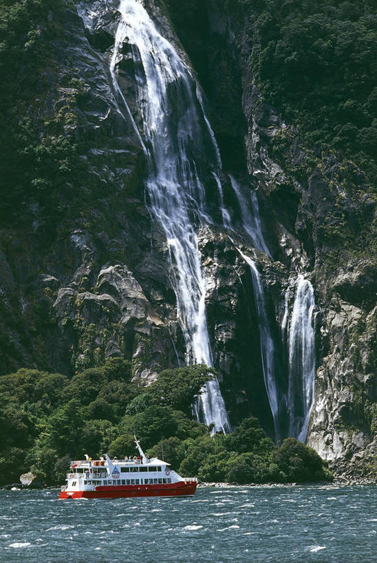 无人,竖图,室外,白天,旅游,度假,海洋,美景,瀑布,水,船,新西兰,地形,海岸线,景观,流水,悬崖,娱乐,风景,自然,地标建筑,享受,休闲,景色,放松,摄影,国家公园,渡轮,客船,自然风光,澳大拉西亚,新西兰南岛,彩图,旅行,南地大区