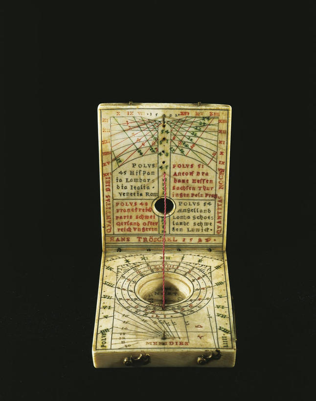 无人,竖图,象牙,黑色背景,格子,工具,褐色,方向,设备,物品,一个,摄影,单个,复杂,日晷,美术工艺,彩图,影棚拍摄