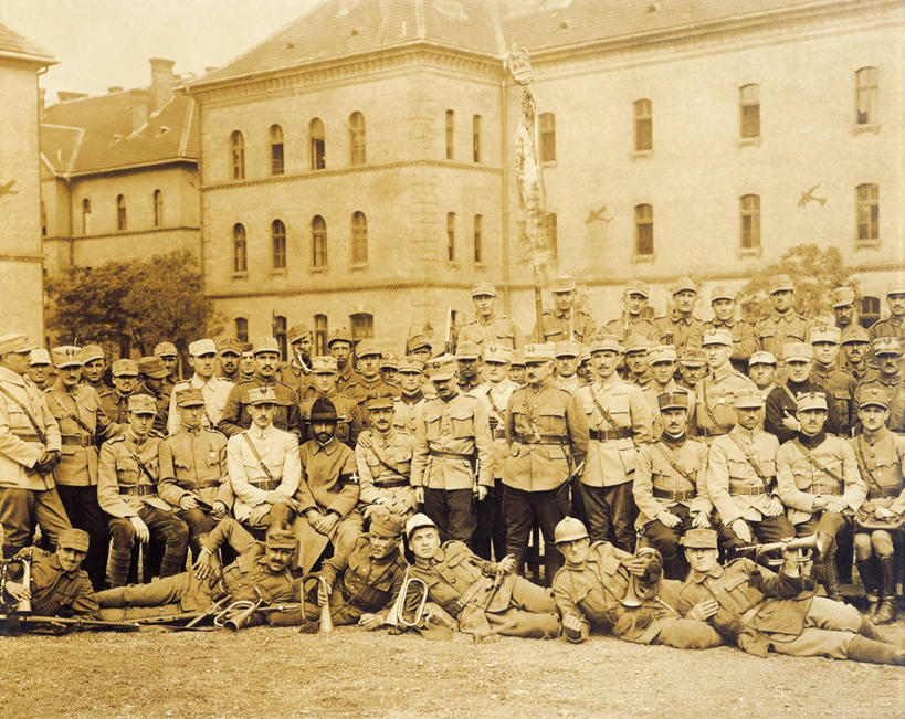 成年人,站,坐,横图,黑白,插画,室外,白天,数码,科技,建筑,士兵,阴影,军事,网络,首都,许多人,高光,几何,计算机图形,合成,图画,历史,画,社区,一群人,鸭舌帽,力量,保护,电脑合成图,数码合成图,布达佩斯,侧卧,合成图,肖像,军服,漫画,写实,具体,具象,勇气,集体照,匈牙利共和国,彩图,过去