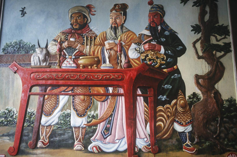 成年人,三个人,站,握手,横图,室外,白天,礼物,越南,艺术,装饰,雕像,头饰,古代,地标建筑,摄影,宗教,佛教,宗教建筑,手艺,会安,古代文明,灵性,美术工艺,搀手,拉手,手拉手,手握手,彩图,传统服装,传统文化