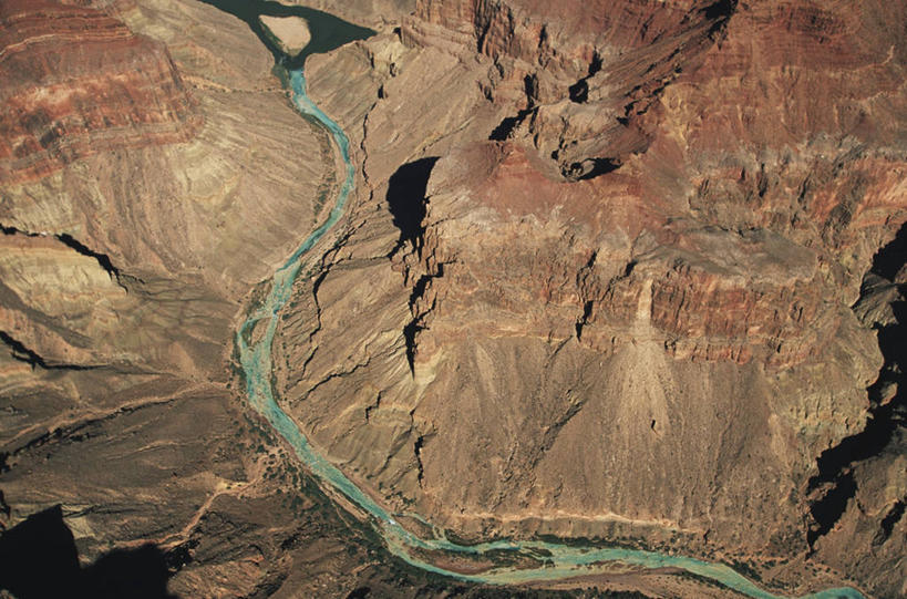 无人,横图,俯视,航拍,室外,白天,旅游,度假,河流,美景,峡谷,美国,弯曲,地形,景观,宏伟,娱乐,风景,自然,地标建筑,享受,休闲,景色,放松,摄影,宁静,亚利桑那,国家公园,岩层,鸟瞰,自然风光,野地,大峡谷国家公园,野生动物保护区,地质学,自然地理,岩石,彩图,高角度拍摄,层云