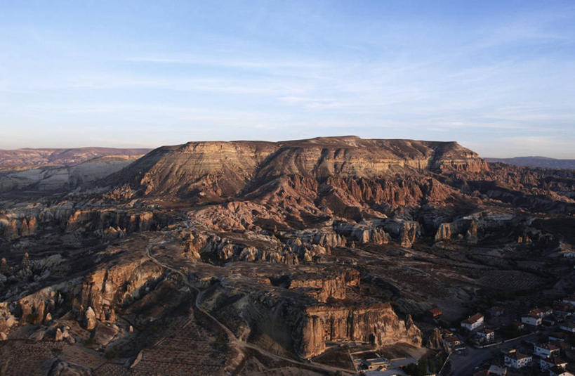 无人,横图,俯视,室外,白天,旅游,度假,美景,山,欧洲,地平线,地形,景观,辽阔,地面,娱乐,风景,天空,自然,享受,休闲,广阔,景色,放松,摄影,宁静,一望无际,岩层,自然风光,延伸,野地,天地相交,无边无际,一马平川,卡帕多奇亚,自然地理,岩石,彩图,高角度拍摄