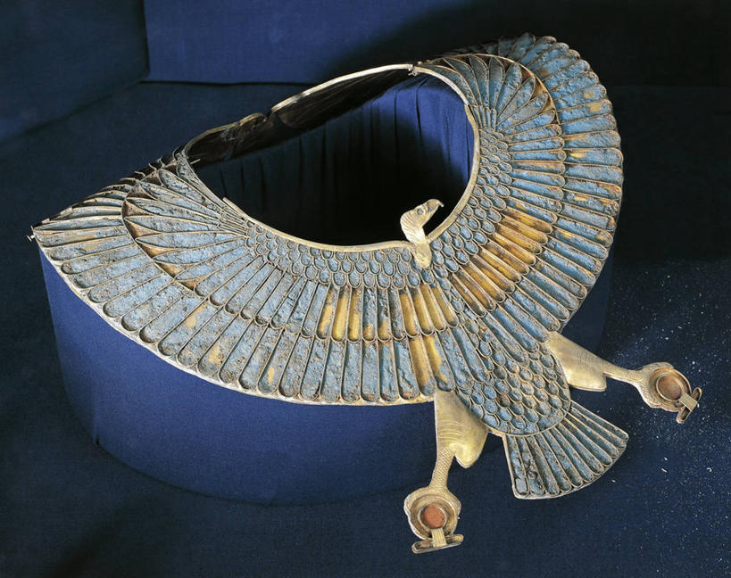 无人,横图,俯视,项链,珠宝,蓝色背景,金属,黄金,古代,一个,摄影,单个,古埃及文明,古代文明,美术工艺,秃鹰,彩图,高角度拍摄,影棚拍摄