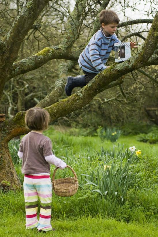 儿童,两个人,竖图,室外,白天,纯洁,复活节,节日,庆祝,蛋,图像,文化,小孩,自然,看,庆典,可爱,童年,童趣,摄影,纪念,主题,彩蛋,童真,烂漫,无邪,复活节彩蛋,搜寻,构图,天真,男孩,男性,孩子,彩图,时空