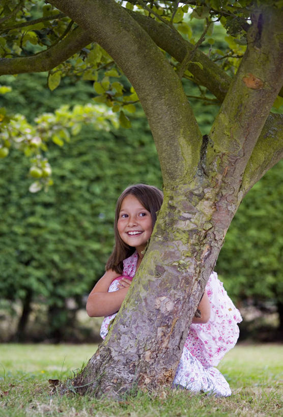 儿童,一个人,蹲,竖图,室外,白天,正面,仰视,纯洁,美景,仅一个女性,仅一个人,庭院,景观,休闲装,树干,小孩,衣服,自然,夏天,仅一个小孩,景色,可爱,乐趣,童年,童趣,摄影,生活方式,环境,隐藏,享乐,捉迷藏,自然风光,肖像,童真,烂漫,无邪,恶作剧,天真,女孩,女人,女性,孩子,彩图,低角度拍摄,女生