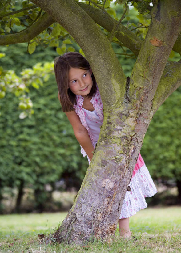 儿童,一个人,站,竖图,室外,白天,正面,仰视,纯洁,美景,仅一个女性,仅一个人,庭院,景观,休闲装,树干,小孩,衣服,自然,夏天,仅一个小孩,景色,可爱,乐趣,童年,童趣,摄影,生活方式,环境,隐藏,享乐,捉迷藏,自然风光,童真,烂漫,无邪,恶作剧,天真,女孩,女人,女性,孩子,彩图,低角度拍摄,女生