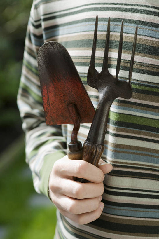 成年人,手,一个人,竖图,室外,特写,白天,留白,侧面,美景,金属制品,仅一个男性,一把,堆积,条纹,朦胧,模糊,金属,木制,铲子,工具,景观,园艺,拿着,设备,物品,两个,自然,把手,景色,人体,摄影,生活方式,风化,泥刀,耙子,清新,运送,自然风光,农具,耕具,式样,风蚀,石化,风蚀地貌,岩石层,男人,岩石,彩图,手铲,对焦