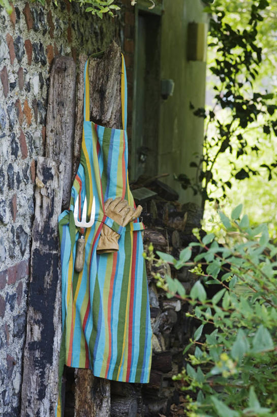 无人,竖图,彩色,室外,白天,留白,安全,美景,植物,静物,金属制品,吊挂,悬挂,条纹,金属,工具,围裙,墙,景观,园艺,防护,挂,设备,物品,棚,自然,手套,夏天,景色,摄影,生活方式,五颜六色,保护,色彩斑斓,耙子,自然风光,保险,五彩缤纷,农具,保全,周全,安稳,安定,防护手套,五彩斑斓,耕具,式样,五光十色,平安,彩图,对焦