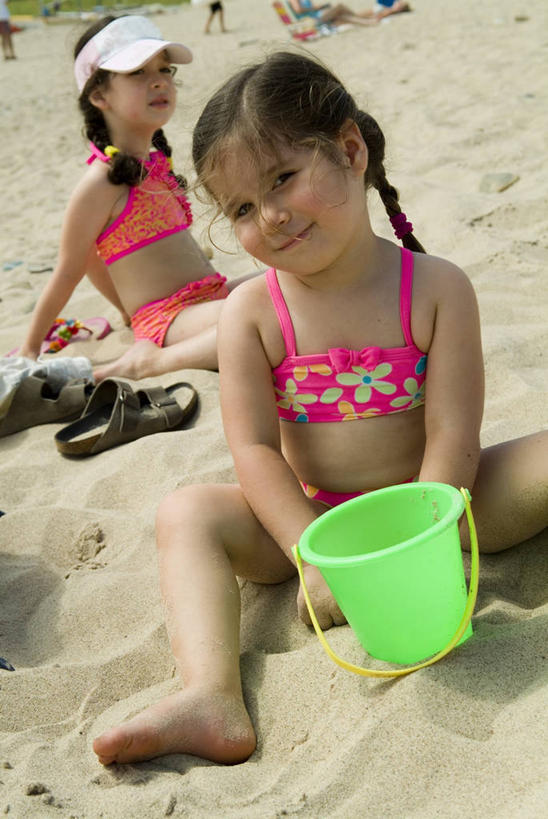 西方人,儿童,一个人,两个人,家庭,姐妹,坐,微笑,竖图,室外,白天,正面,泳装,旅游,度假,纯洁,美景,玩具,欧洲,欧洲人,仅一个女性,仅一个人,沙子,景观,图像,娱乐,小孩,衣服,自然,夏天,仅一个小孩,享受,休闲,概念,景色,放松,季节,可爱,童年,童趣,摄影,种族,近景,自然风光,主题,肖像,自然现象,视角,童真,烂漫,无邪,构图,天真,女孩,女人,女性,白种人,孩子,海滩,休闲活动,彩图,时空,女生,哥伦比亚人