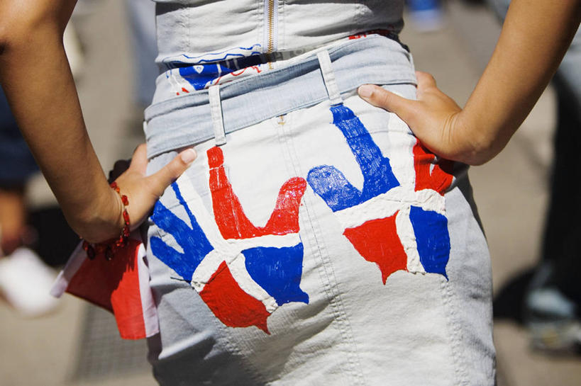 成年人,臀部,一个人,横图,室外,特写,白天,裙子,时尚,旗帜,国旗,纺织品,加勒比海,仅一个女性,形状,护腕,图像,休闲装,背面,衣服,叉腰,概念,躯干,大西洋,摄影,保护,部分,手印,西印度群岛,拉丁美洲,主题,美洲,身份,视角,爱国主义,构图,多米尼加共和国,伊斯帕尼奥拉岛,外衣,彩图,时空