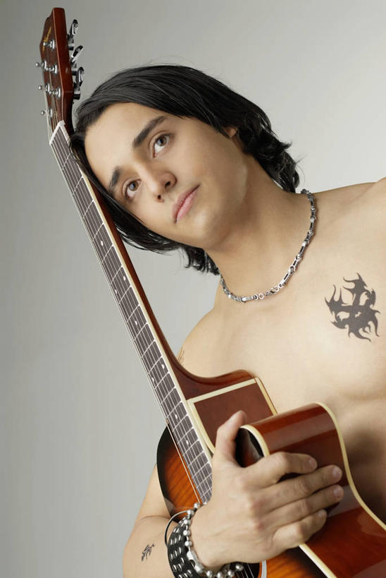 西方人,成年人,头发,一个人,竖图,室内,特写,正面,项链,珠宝,欧洲,欧洲人,仅一个男性,仅一个人,表演,护腕,吉他,乐器,弦乐器,音乐,图像,拿着,裸露,纹身,仅一个年轻男性,衣服,黑色,看,概念,思考,摄影,手镯,保护,种族,主题,裸,吉他手,音乐人,视角,渴望,构图,技能,摇滚乐,男人,男性,年轻男性,白种人,年轻人,半身,彩图,影棚拍摄,摇摆舞