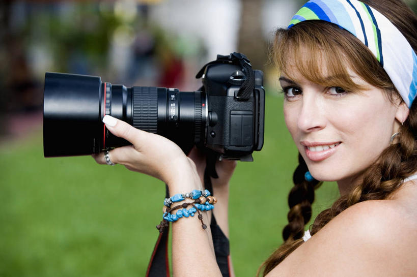 西方人,中年人,脸,头,脸颊,一个人,微笑,横图,室外,特写,白天,侧面,幸福,技术,相机,欧洲,欧洲人,仅一个女性,仅一个人,护腕,图像,拿着,肩膀,拍照,戒指,仅一个中年女性,概念,摄影,麻花辫,保护,种族,主题,肖像,视角,构图,女人,女性,中年女性,白种人,头部,长发,发型,脸部,脸蛋,面部,触摸,彩图,时空