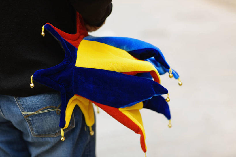 一个人,横图,室外,白天,帽子,仅一个男性,裤子,头饰,图像,拿着,牛仔裤,休闲装,铃,背面,衣服,摄影,部分,视角,构图,触摸,彩图,时空