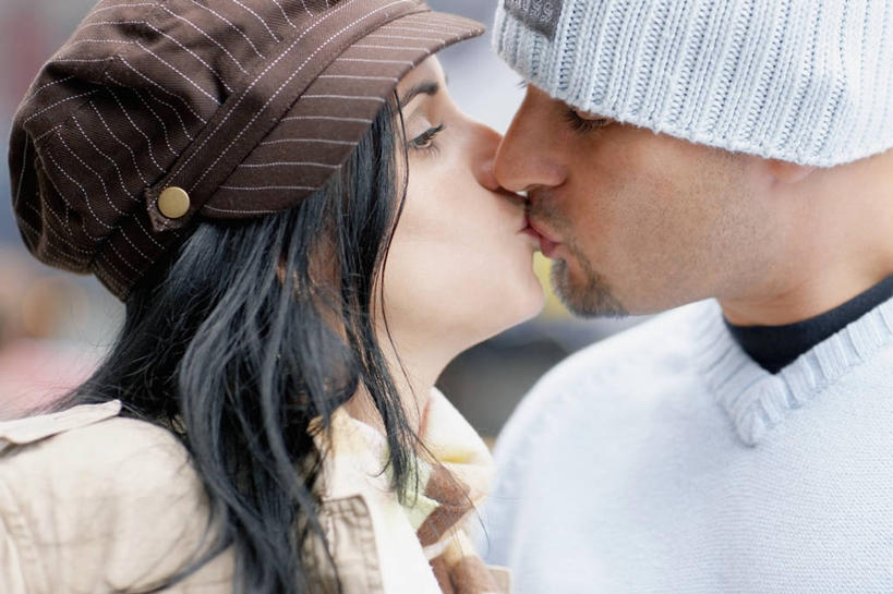 西方人,成年人,中年人,脸,头,脸颊,头发,两个人,横图,室外,特写,白天,侧面,帽子,欧洲,欧洲人,连接,浪漫,T恤,图像,休闲装,肩膀,衣服,黑色,概念,鸭舌帽,摄影,种族,主题,视角,编织帽,构图,异性恋,男人,女人,中年男性,中年女性,白种人,头部,长发,脸部,脸蛋,面部,休闲活动,亲吻,彩图,爱,时空,软帽