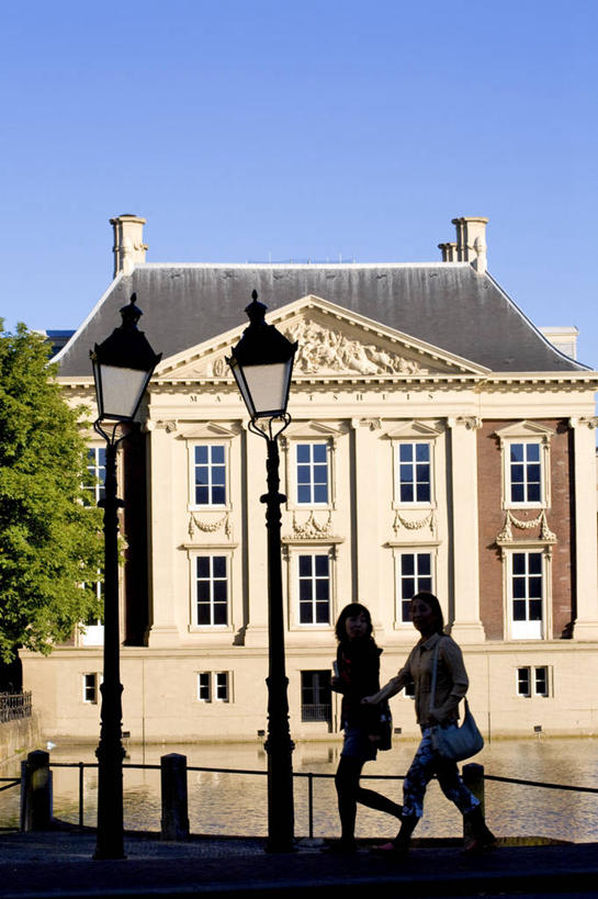 西方人,两个人,伙伴,朋友,博物馆,栏杆,走,竖图,室外,白天,侧面,度假,友谊,河流,美景,水,植物,窗户,城市风光,城市,路灯,照明,欧洲,荷兰,欧洲人,阴影,服装,研究,光线,影子,河水,景观,水流,围栏,灯光,背光,教育,注视,休闲装,娱乐,护栏,玻璃窗,灯,树,树木,衣服,蓝色,绿色,蓝天,天空,阳光,自然,天,观察,看,享受,休闲,休闲服,景色,放松,服饰,生长,晴朗,成长,观看,展览,照亮,察看,照明设备,西欧,关注,欣赏,逆光,陈列,万里无云,荷兰王国,尼德兰王国,海牙,典藏,友情,年轻女性,女人,女性,白种人,晴空,晴空万里,步行,散步,走路,彩图,全身,莫瑞泰斯皇家美术馆