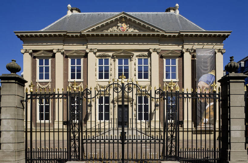 无人,博物馆,栏杆,横图,室外,白天,正面,旅游,度假,门,标志建筑,地标,建筑,欧洲,荷兰,阴影,研究,光线,影子,围栏,教育,娱乐,建设,护栏,蓝色,蓝天,天空,阳光,门框,天,享受,休闲,旅游胜地,放松,晴朗,展览,西欧,欣赏,陈列,万里无云,荷兰王国,尼德兰王国,海牙,典藏,晴空,晴空万里,彩图,莫瑞泰斯皇家美术馆