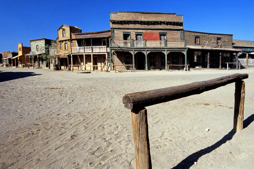 无人,游乐园,家,横图,室外,白天,正面,旅游,度假,美景,沙漠,游乐场,西班牙,欧洲,阴影,光线,影子,房屋,屋子,景观,娱乐,楼房,安达卢西亚,住宅,蓝色,蓝天,天空,阳光,自然,天,享受,休闲,景色,放松,晴朗,南欧,自然风光,安达鲁西亚,万里无云,阿尔梅里亚,西班牙王国,乐园,主题公园,安达卢西亚自治区,阿尔梅里亚省,大漠,砂漠,晴空,晴空万里,彩图,房子,人造公园,主题乐园