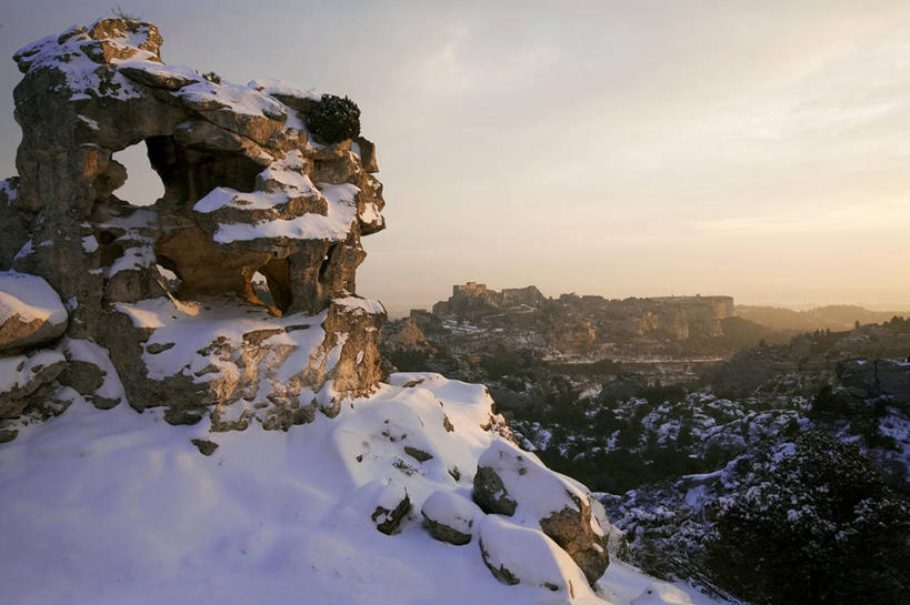 无人,横图,室外,白天,正面,旅游,度假,石头,美景,日落,树林,雪,植物,大雪,法国,欧洲,石子,积雪,景观,晚霞,霞光,雪景,冬季,冬天,落日,娱乐,树,树木,绿色,自然,黄昏,享受,休闲,景色,彩霞,放松,寒冷,生长,成长,西欧,法兰西,自然风光,法兰西共和国,法兰西第五共和国,严寒,夕照,薄暮,普罗旺斯.阿尔卑斯.蓝色海岸,普罗旺斯.阿尔卑斯.蓝色海岸大区,罗讷河口省,罗讷河口,石块,岩石,夕阳,彩图,傍晚,斜阳
