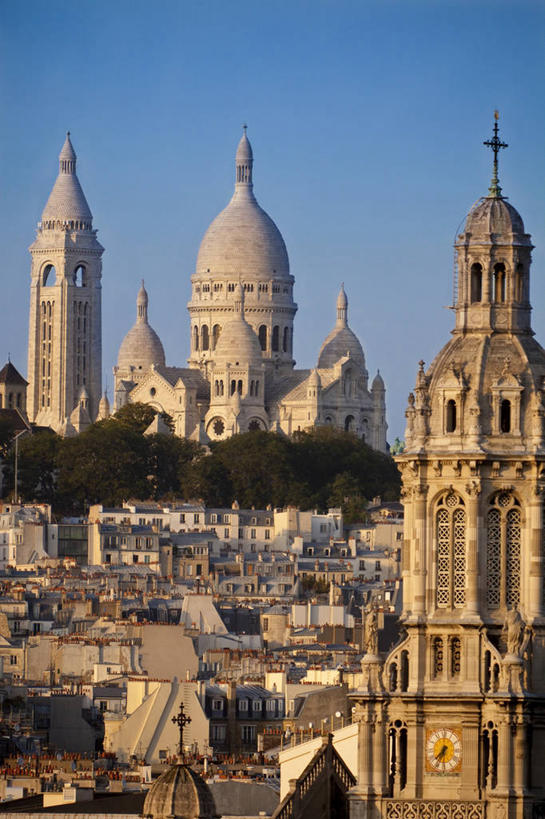 无人,教堂,竖图,室外,白天,正面,旅游,度假,名胜古迹,植物,标志建筑,地标,建筑,法国,巴黎,欧洲,阴影,节日,遗迹,光线,影子,古迹,文化,文物,娱乐,建设,古建筑,树,树木,蓝色,绿色,蓝天,天空,阳光,自然,天,祈祷,享受,休闲,健康,旅游胜地,放松,许愿,宗教,信仰,生长,晴朗,成长,纪念,祈求,基督教,西欧,天主教,法兰西,信念,古文明,万里无云,法兰西共和国,蒙马特,圣心教堂,圣心堂,法兰西第五共和国,蒙马特区,平安,晴空,晴空万里,彩图,大教堂,礼拜堂,蒙马特高地