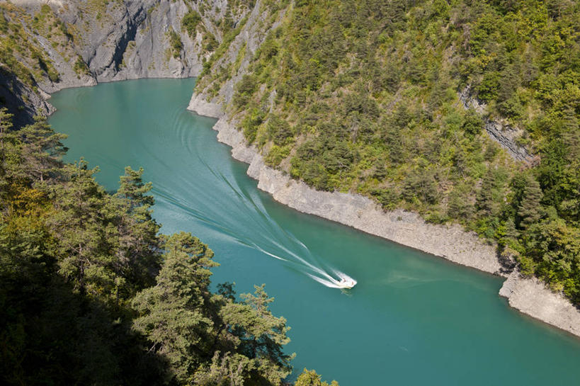 无人,横图,俯视,航拍,室外,白天,旅游,度假,湖,湖泊,石头,美景,森林,山,山脉,树林,水,峡谷,植物,船,法国,欧洲,一艘,阴影,波纹,飞溅,溅,光线,石子,液体,影子,湖面,景观,山峰,水滴,水流,水面,游艇,山谷,山峦,娱乐,水珠,树,树木,绿色,水纹,阳光,自然,船尾波,交通工具,波浪,湖水,群山,享受,休闲,景色,放松,茂密,茂盛,生长,成长,西欧,岩层,鸟瞰,喷洒,法兰西,自然风光,载具,法兰西共和国,法兰西第五共和国,伊泽尔省,石块,岩石,彩图,高角度拍摄,罗讷.阿尔卑斯,罗讷.阿尔卑斯大区