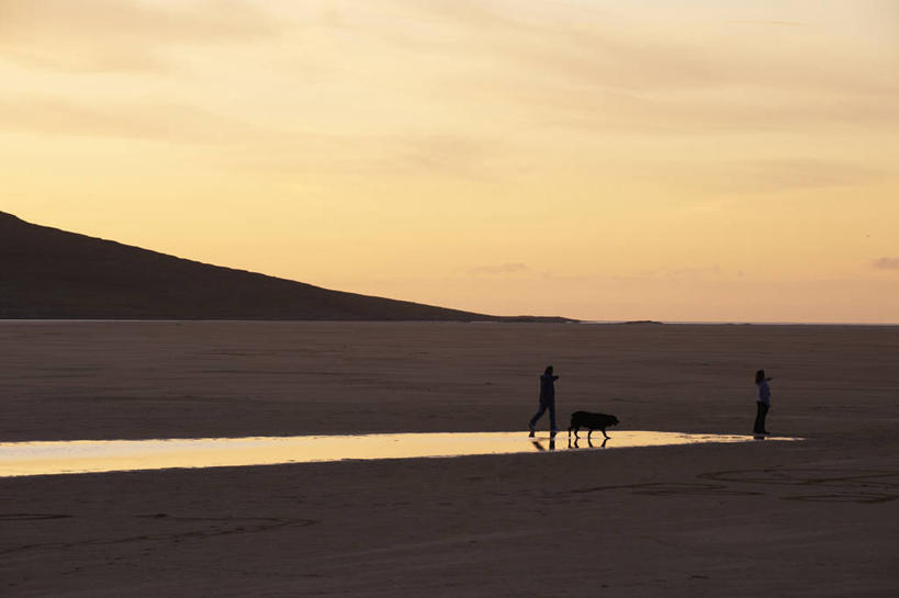 西方人,两个人,走,横图,室外,白天,正面,旅游,度假,海浪,海洋,美景,日落,沙滩,英国,欧洲,欧洲人,服装,沙子,海岸,景观,浪花,晚霞,霞光,落日,沙地,背光,休闲装,娱乐,苏格兰,一只,衣服,自然,海水,黄昏,享受,休闲,休闲服,景色,彩霞,放松,服饰,西欧,自然风光,大不列颠,逆光,海景,大不列颠及北爱尔兰联合王国,苏格兰王国,夕照,薄暮,外赫布里底群岛,男人,男性,年轻男性,年轻女性,女人,女性,白种人,大海,风浪,海,海水的波动,海滩,近岸浪,涌浪,夕阳,步行,散步,走路,彩图,全身,傍晚,刘易斯和哈里斯岛,大不列颠王国,大英帝国,联合王国,日不落帝国,斜阳,哈里斯岛
