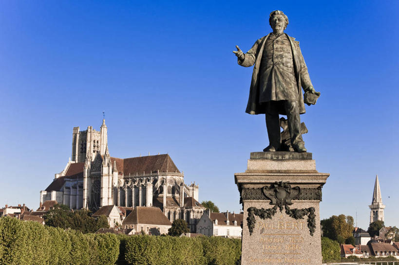 西方人,一个人,无人,站,横图,室外,白天,正面,民族服装,旅游,度假,植物,标志建筑,地标,建筑,雕塑,法国,欧洲,欧洲人,仅一个男性,仅一个人,仅一个中年男性,阴影,艺术,装饰,光线,雕刻,雕像,影子,堡垒,城堡,注视,娱乐,建设,树,树木,蓝色,绿色,蓝天,天空,阳光,自然,工艺品,天,观察,看,站着,享受,休闲,旅游胜地,放松,生长,晴朗,成长,观看,纪念,美术,察看,勃艮第,西欧,要塞,关注,法兰西,主题,陈列,万里无云,法兰西共和国,首府,功能,美学,法兰西第五共和国,设防,勃艮第大区,约讷省,男人,男性,中年男性,白种人,晴空,晴空万里,站立,彩图,传统服装,民俗服,欧塞尔