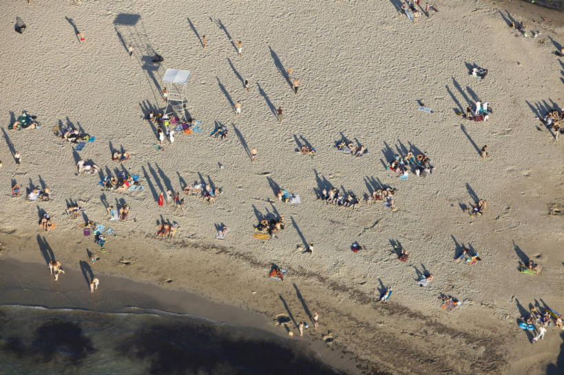 西方人,站,走,横图,俯视,航拍,室外,白天,幸福,美景,沙滩,法国,欧洲,欧洲人,行人,阴影,服装,光线,伞,沙子,影子,雨伞,纸伞,海岸,景观,沙地,许多人,古典,油纸伞,注视,休闲装,文化,阳伞,路人,衣服,阳光,自然,观察,看,站着,一群人,休闲,休闲服,景色,服饰,观看,纪念,吉祥,察看,西欧,鸟瞰,关注,法兰西,自然风光,古朴,法兰西共和国,法兰西第五共和国,普罗旺斯.阿尔卑斯.蓝色海岸,普罗旺斯.阿尔卑斯.蓝色海岸大区,过客,罗讷河口省,罗讷河口,平安,男人,男性,年轻男性,年轻女性,女人,女性,白种人,海滩,步行,散步,站立,走路,半身,彩图,高角度拍摄,马赛区