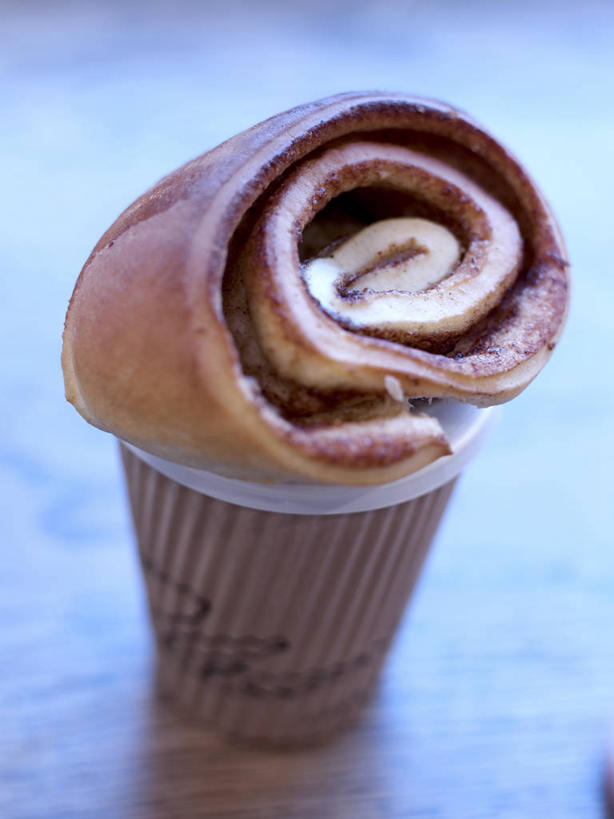 点心,面包,无人,竖图,俯视,室内,特写,白天,餐桌,桌子,杯子,阴影,朦胧,模糊,反射,影子,食品,面点,食物,糕点,一个,纸制品,单个,餐台,纸杯,一次性杯子,彩图,高角度拍摄