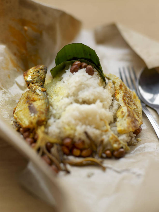 无人,竖图,俯视,室内,特写,白天,烹饪,餐桌,桌子,餐具,一堆,许多,阴影,堆叠,堆积,朦胧,模糊,反射,叉子,影子,勺子,谷类,谷物,肉,鱼肉,料理,食品,坚果,果实,米,很多,大米,菜肴,美食,肉类,食物,调羹,汤匙,干果,佳肴,餐台,堆,肉食,餐叉,进餐用具,彩图,高角度拍摄,东南亚菜