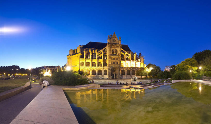 西方人,教堂,站,坐,横图,室外,夜晚,正面,旅游,度假,草地,草坪,名胜古迹,树林,植物,标志建筑,道路,地标,建筑,路,公路,法国,巴黎,欧洲,欧洲人,行人,游客,游人,阴影,服装,节日,遗迹,光线,影子,灯光,交通,首都,许多人,注视,休闲装,古迹,文化,文物,娱乐,建设,古建筑,路人,旅客,草,树,树木,衣服,蓝色,绿色,蓝天,天空,自然,天,观察,看,祈祷,站着,一群人,享受,休闲,健康,休闲服,旅游胜地,放松,许愿,宗教,服饰,信仰,生长,成长,观看,纪念,祈求,察看,西欧,关注,法兰西,信念,古文明,法兰西共和国,法兰西第五共和国,法兰西岛,法兰西岛大区,过客,圣厄斯塔什教堂,平安,男人,男性,年轻男性,年轻女性,女人,女性,白种人,马路,站立,坐着,彩图,全身,大教堂,礼拜堂,巴黎省,巴黎市,巴黎第一区